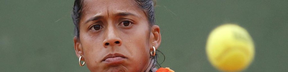 Com apoio da família, Teliana Pereira estreia em casa Teliana Pereira, pernambucana radicada em Curitiba, estreia nesta terça-feira (3) em torneio na capital paranaense. | Jonathan Campos/Gazeta do Povo