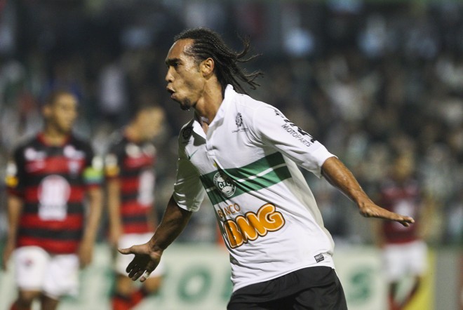 No jogo de volta das quartas de final, o Coxa goleou o Vitória por 4 a 1. Everton Costa deixou o dele. | Daniel Castellano/Gazeta do Povo
