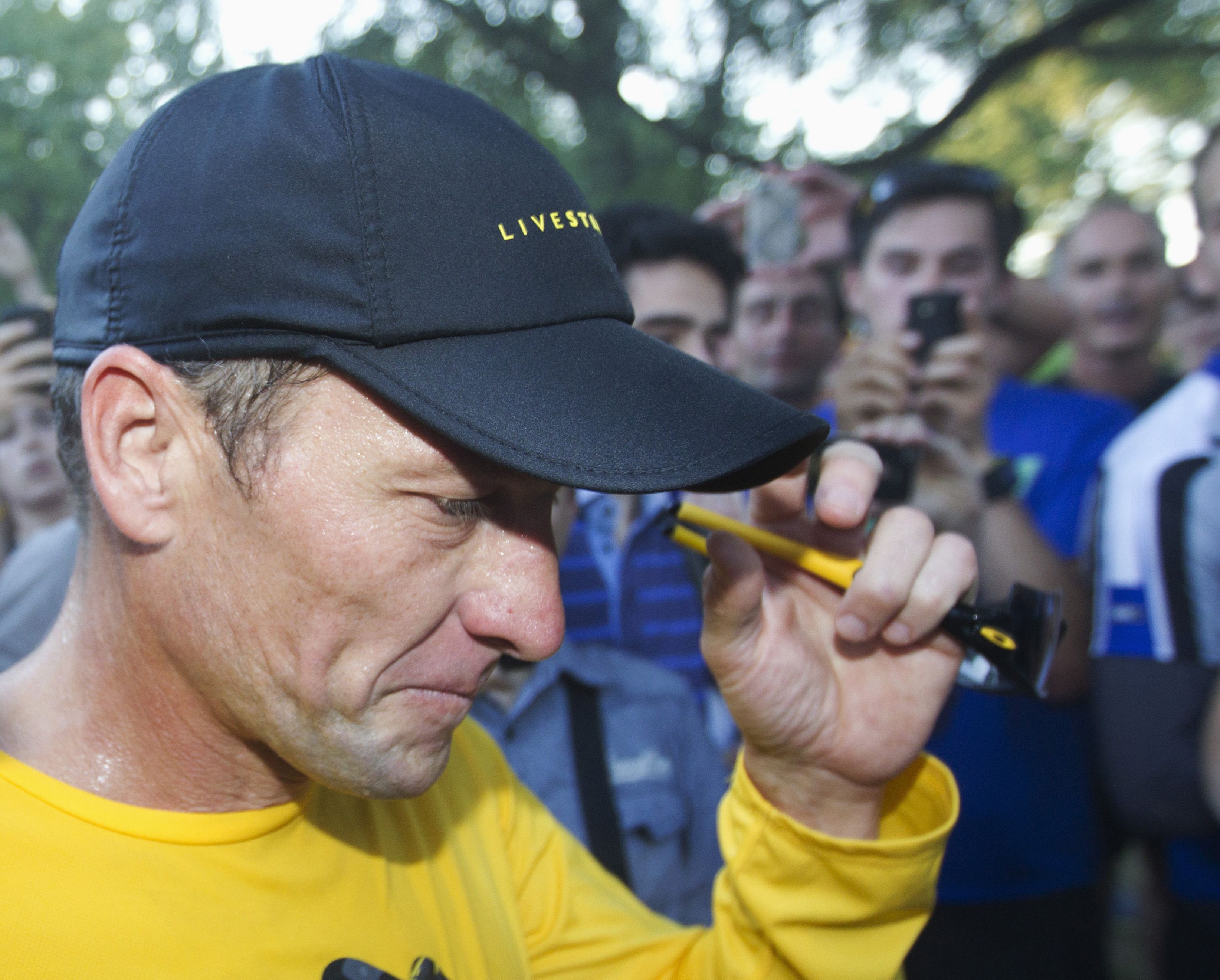 Lance Armstrong apresentou receitas médicas com data adulterada para poder competir dopado, segundo investigação. | CHRISTINNE MUSCHI/ Reuters