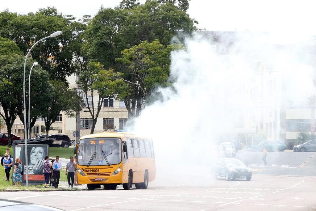Como houve uma falha na turbina do motor, o sistema automaticamente teria jogado a fumaça branca pelo escapamento do ônibus, segundo o Setransp | Orlando Kissner/