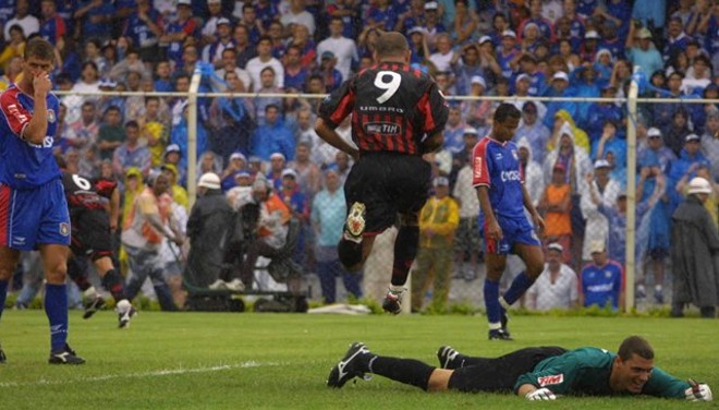 Momento marcante: Alex Mineiro após marcar o gol do título de 2001. |