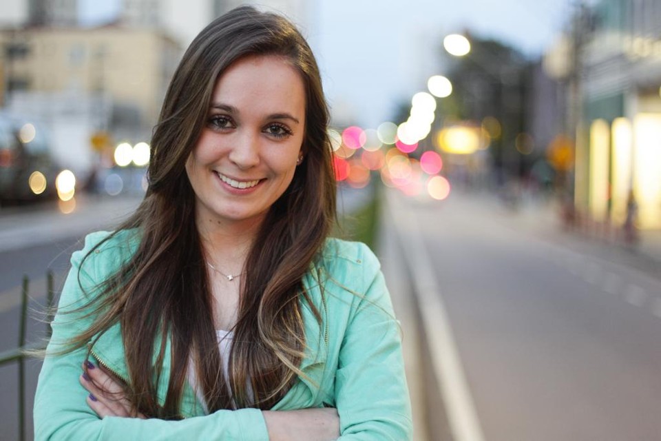 Carolina Lima encarou uma entrevista em inglês logo na primeira vaga de emprego que pleiteou, antes de concluir o curso do idioma. | Daniel Castellano/Gazeta do Povo