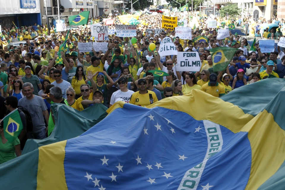 Manifestantes em protesto contra o governo federal no último domingo em Curitiba. | Aniele Nascimento/Gazeta do Povo