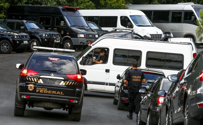 Transferência dos detentos começou por volta das 8 horas | Hugo Harada/Gazeta do Povo