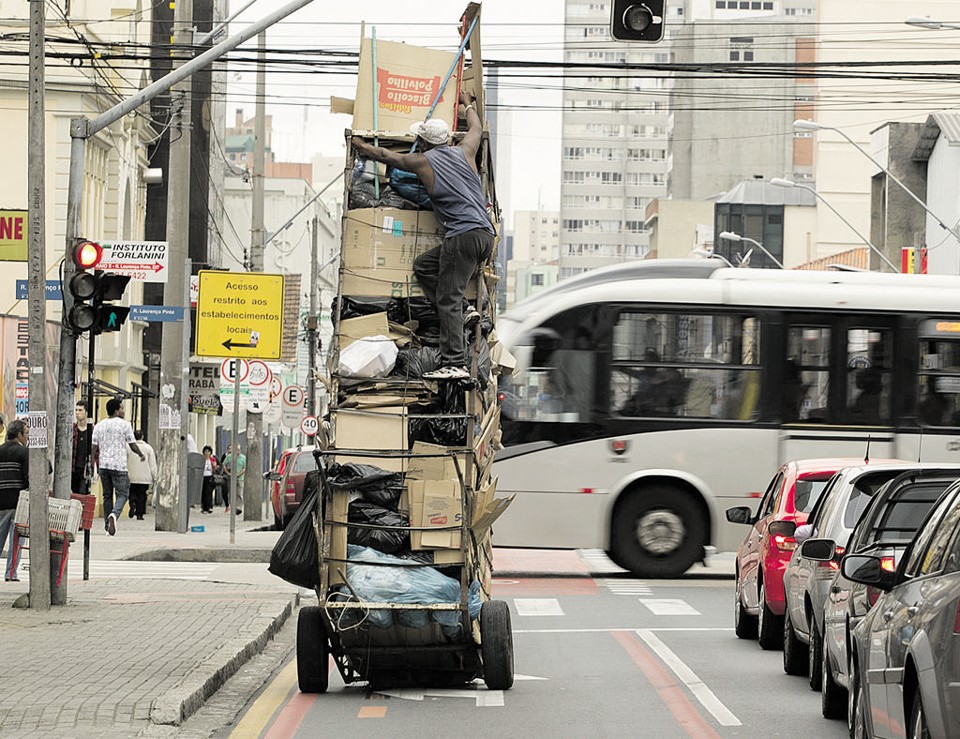 A ação mais estruturada de catadores e outros profissionais que lidam com lixo reciclável pode ter impactado no volume da coleta oficial. | Diego Pisante / Agência de Notícias Gazeta do Povo