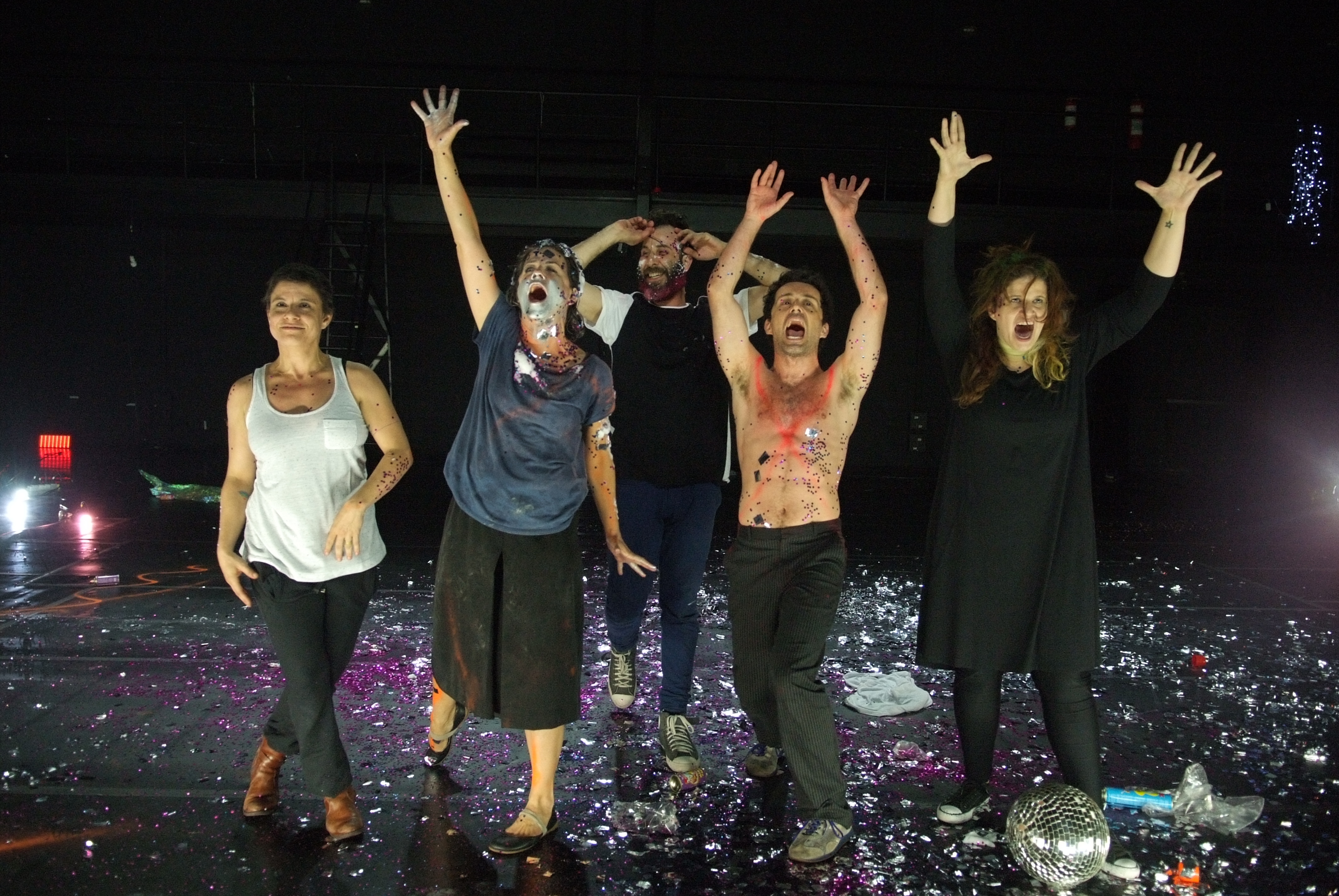 Atores convidados por Elisa Ohtake atuam em solos e em grupo a partir de 70 clássicos da dramaturgia, em Let’s Just Kiss and Say Goodbye. | Lenise Pinheiro/Divulgação