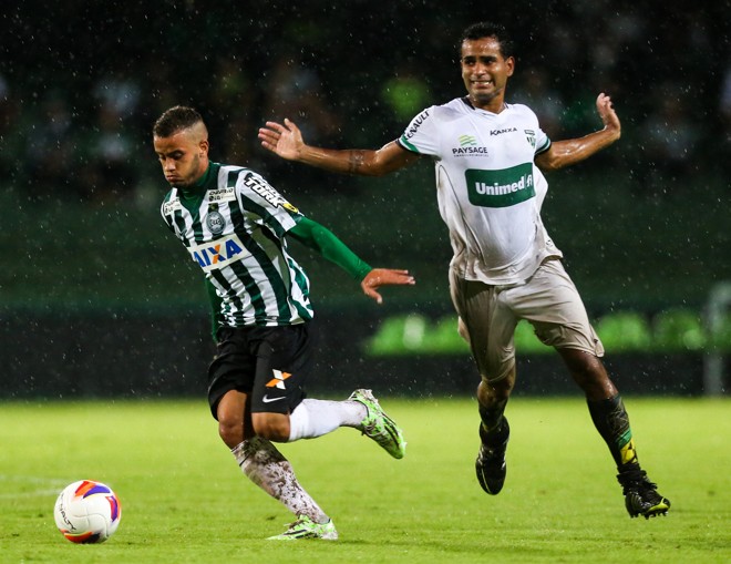 O Maringá recebe R$ 180 mil de patrocínio de camisa no Paranaense, sem poluir demais o seu uniforme. | Brunno Covello/Gazeta do Povo