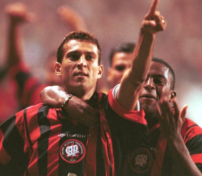 Nova versão do manto rubro-negro, que marcou pelo degradê na barra, usada a partir de 1999. Na foto, Luisinho Netto, em 2000. | Arquivo GRPCOM