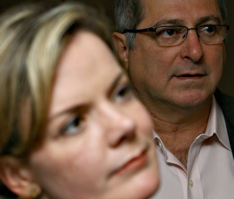 A senadora Gleisi Hoffmann diz que não teve acesso a informações, Paulo Bernardo não foi encontrado | /