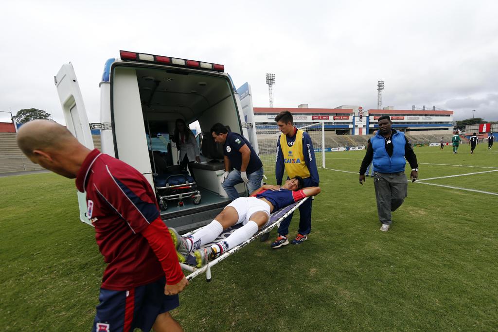 Atacante Paulo Eduardo teve de deixar o camp ode ambulância após se machucar em jogo do Paraná sub-17. | Albari Rosa/Gazeta do Povo
