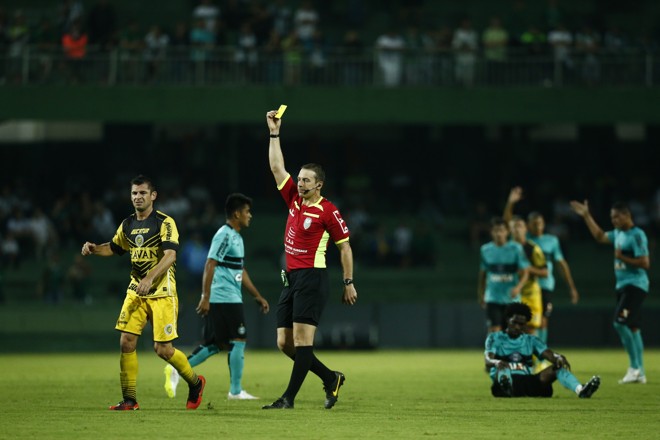 Herói de dois títulos do Coritiba, Henrique Dias só chamou atenção quando entrou em campo e ao receber cartão amarelo. | Hugo Harada/Gazeta do Povo