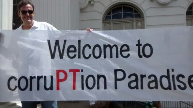 Em Curitiba, manifestantes reclamaram do governo do PT e da corrupção. | - Carolina Pompeo/Gazeta do Povo