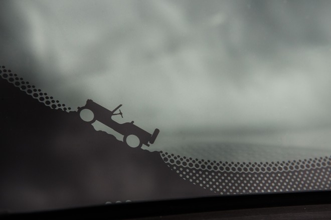 Detalhe no vidro traseiro do Renegade Longitude. Ao todo, há 25 ‘surpresas’ escondidas no carro. | 
