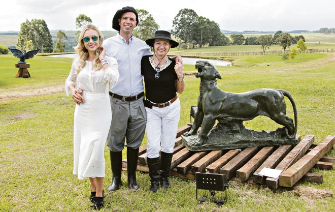 O empresário Mariano Lemanski, sua mulher, Bibba Pacheco Lemanski, e sua mãe, Elsa Lemanski, foram os anfitriões do 20º Remate de Cavalos da Raça Crioula da Cabanha São Rafael, no último sábado, em São Luiz do Purunã. A decoração, assinada por Ilse Lambach, incluiu esculturas do acervo de João Turin, espalhadas pelo entorno da sede da cabanha. | Naideron Alvaro Quincozes Junior