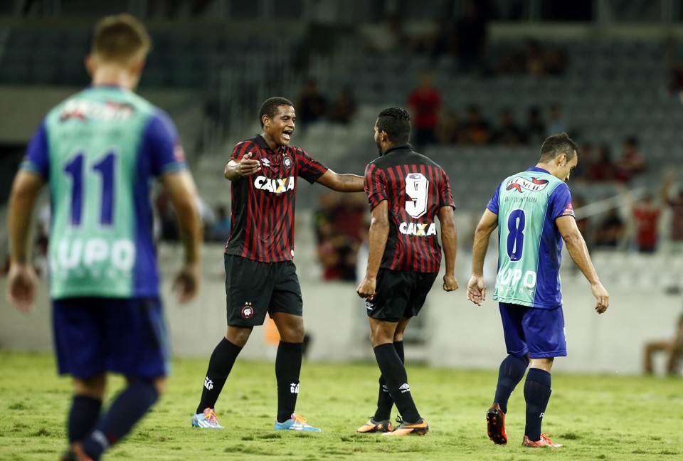 Zagueiro Lula comemora o último gol que o Atlético marcou no Paranaense, diante do Prudentópolis, ainda com o sub-23 | Hugo Harada/Gazeta do Povo
