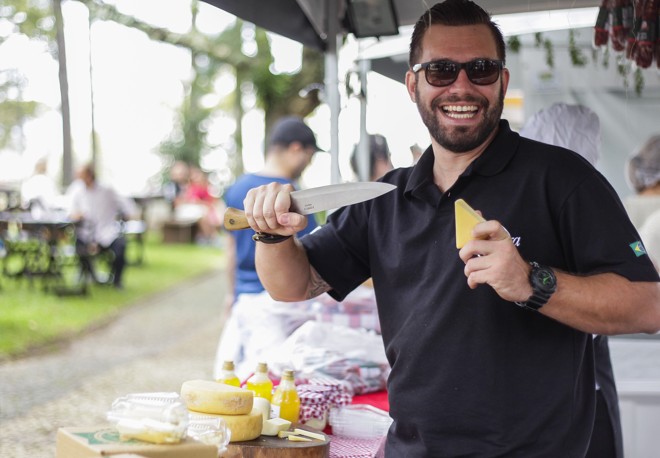 O empresário Guilherme Ferreira trouxe o queijo tipo Canastra diretamente de Minas Gerais para a Feira. | Daniel Castellano/Gazeta do Povo