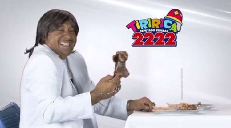 No horário eleitoral de 2014, o candidato à reeleição fez uma imitação de Roberto Carlos | /