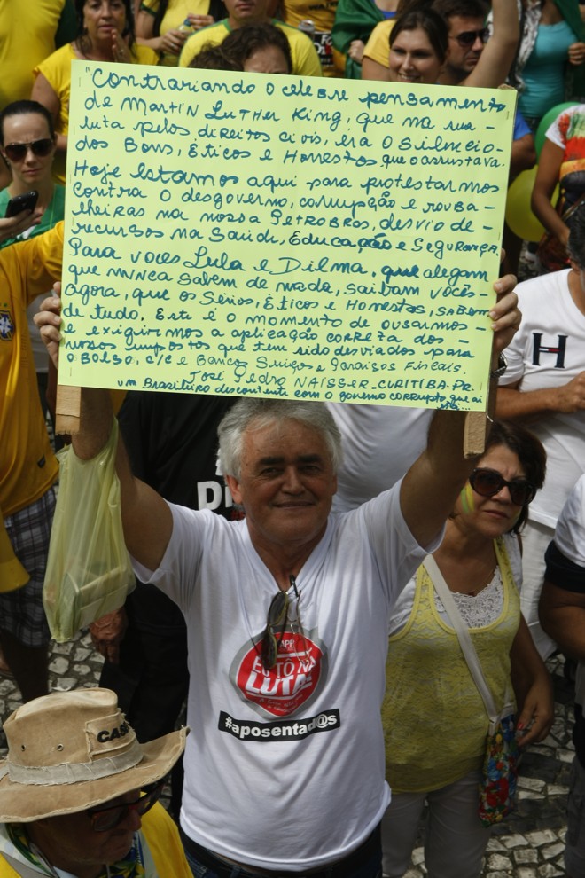 Aposentado manda o recado. | Aniele Nascimento/Gazeta do Povo