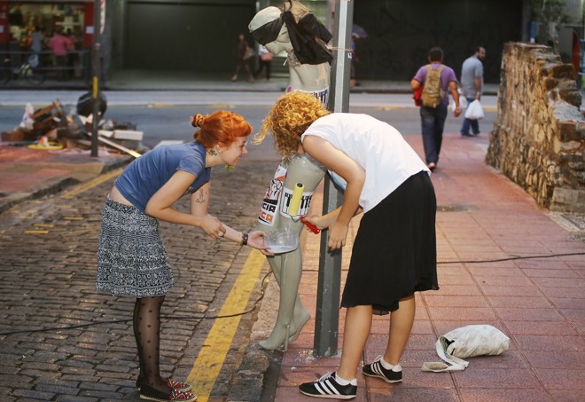 Manequim é caracterizado para a manifestação artística dos universitários na Praça de Bolso do Ciclista | Giuliano Gomes/Gazeta do Povo