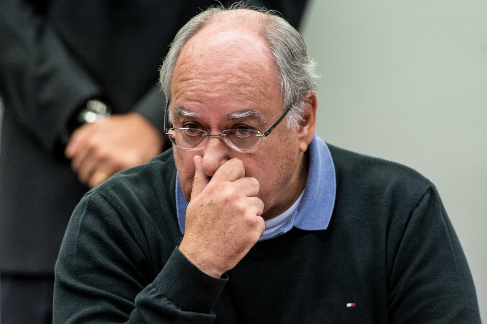 Duque chegou a levantar a Bíblia, mostrando-a ao deputado e agradecendo, à distância, antes de sair da sala | /Agência Brasil