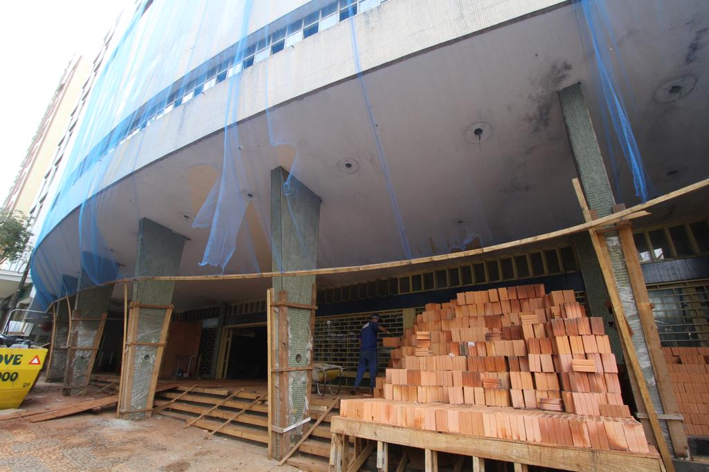 Cine Teatro Ouro Verde, em julho do ano passado. O prédio foi inaugurado em 1952 e um incêndio no dia 12 de fevereiro de 2012 acabou com sua estrutura. | Roberto Custódio/Jornal de Londrina
