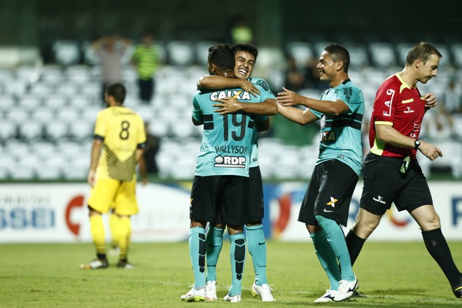 Rafhael Lucas fez questão de abraçar Wallyson pelo gol. | 
