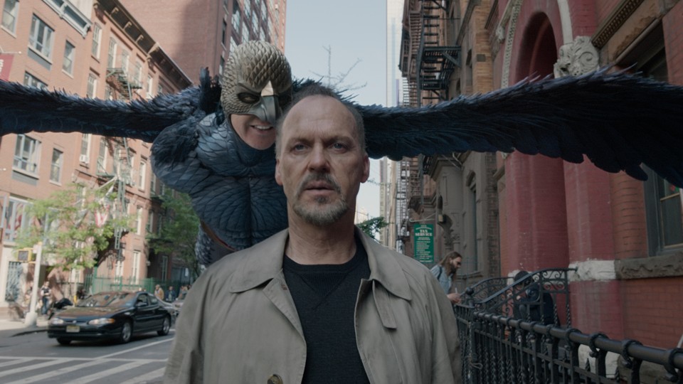 Michael Keaton, em Birdman, é um ator decadente que anseia por uma crítica positiva. | Divulgação