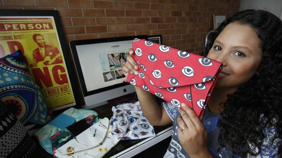 Experiência de cliente ajudou Stefania a criar loja virtual com a irmã. | Aniele Nascimento/Gazeta do Povo