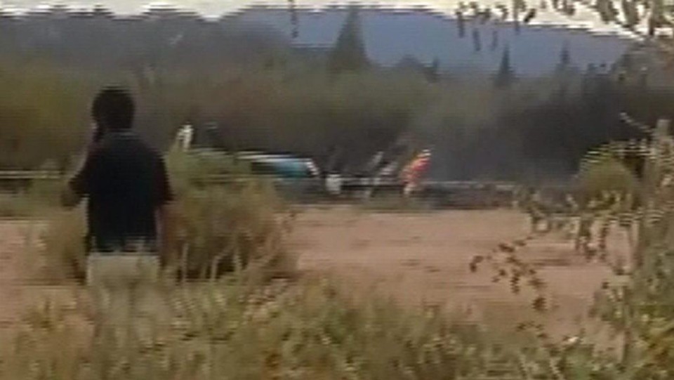 Imagem do local do acidente, com um dos helicópteros ainda em chamas. | Iván Pihuala/EFE