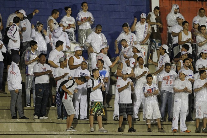 Torcida paranista enfrentou chuva na Vila Capanema. Público foi de 2317 pagantes. | Antônio More/Gazeta do Povo