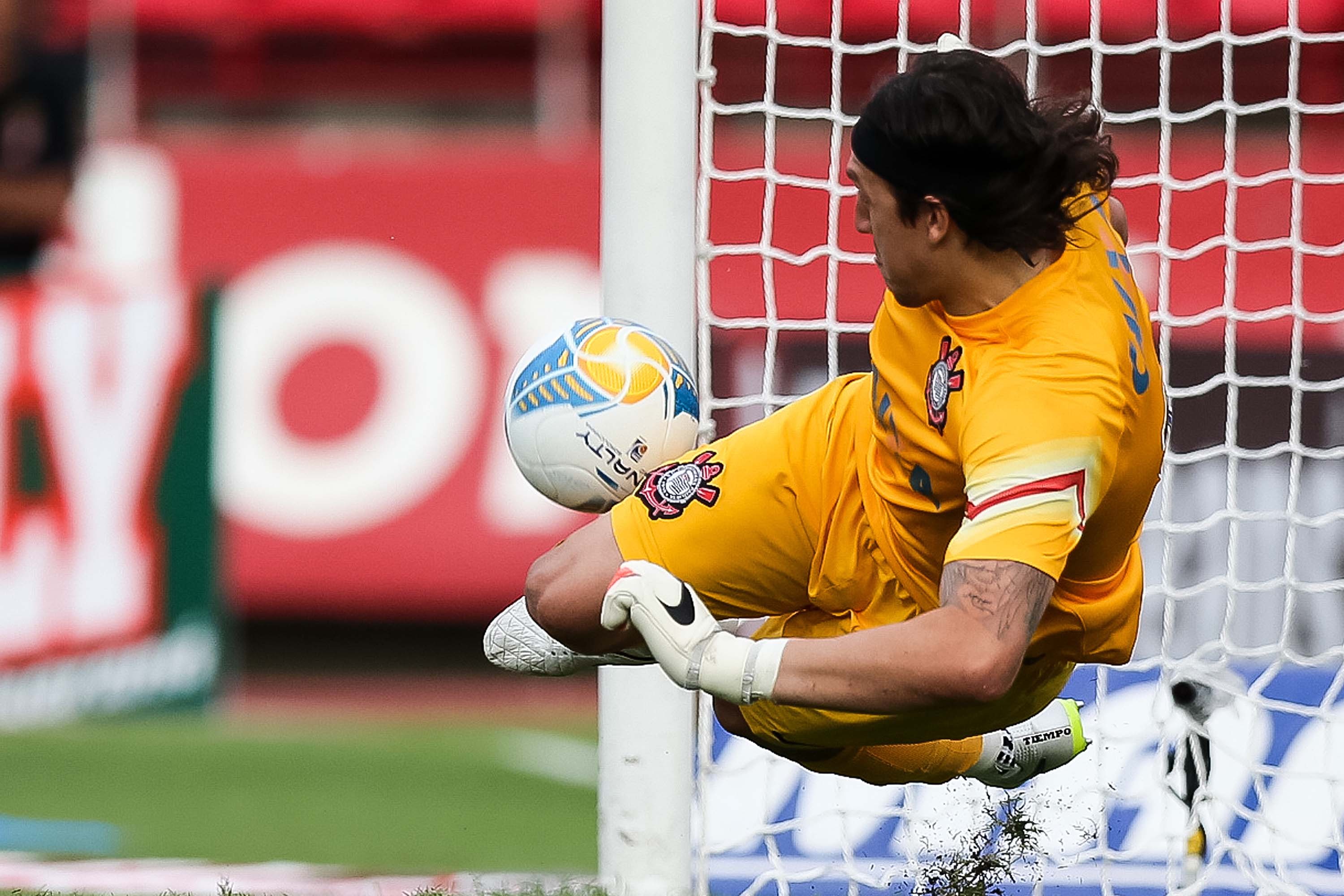 O goleiro Cássio defende com os pés a cobrança de pênalti do são-paulino Rogério Ceni, garantindo a vitória corintiana no clássico. | Rodrigo Gazzanel/Futura Press/Folhapress