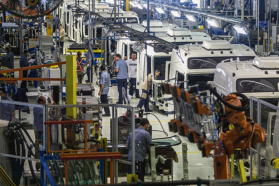 A Volvo vendeu 1,4 mil caminhões no primeiro bimestre, quase 1,8 mil a menos que no início de 2014. | Marcelo Andrade/Gazeta do Povo