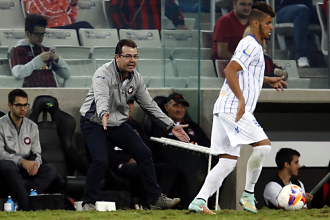 Enderson Moreira trabalhou firme mesmo com o jogo já decidido. | Albari Rosa/Gazeta do Povo