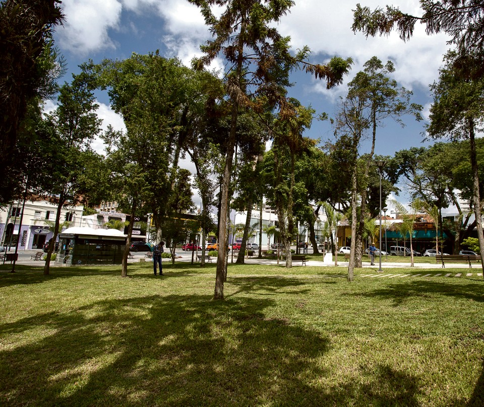 Parte da Praça da Espanha já está sem os tapumes que a cercaram durante oito meses e o acesso a ela deve ser liberado ainda neste mês; a Casa de Leitura começa a funcionar somente no fim de abril. | Henry Milleo/Gazeta do Povo