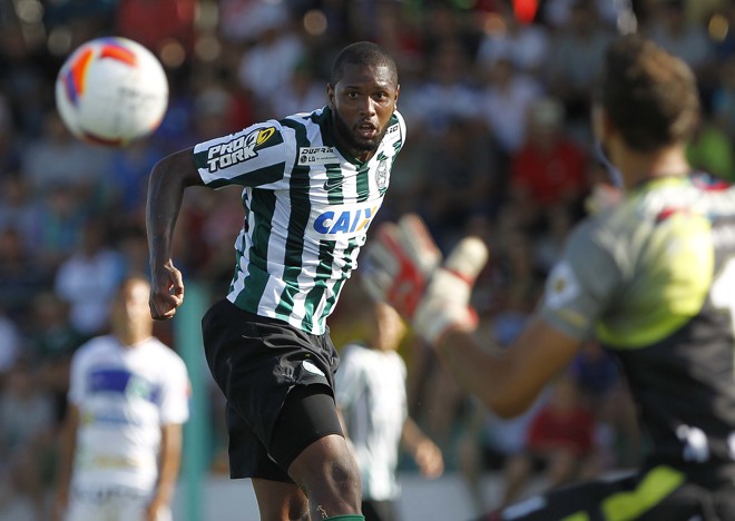 O Coritiba tem a Caixa como marca mais visível, mas ostenta duas outras marcas na frente e uma vermelha nas costas. | Jonathan Campos/Gazeta do Povo