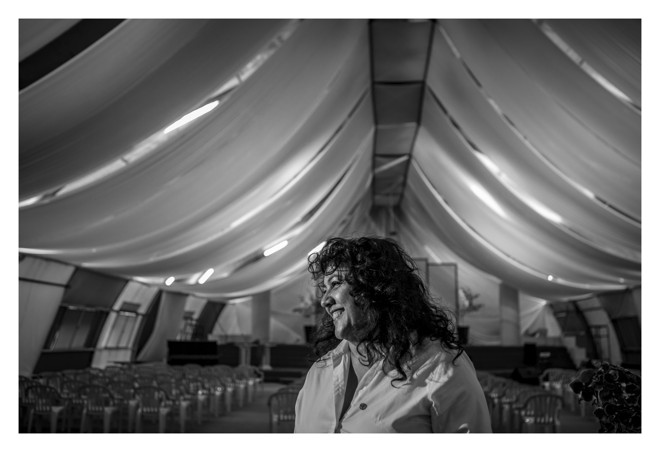 Christiane Yared no interior da Igreja do Evangelho Eterno, a “igreja do plástico”, na Rua Schiller (Jardim Ambiental II), onde sua família prega. Ali anunciou que a morte de seu filho, Gilmar Rafael Yared, em maio de 2009, não seria esquecida. Não foi. | Marcelo Andrade/Gazeta do Povo