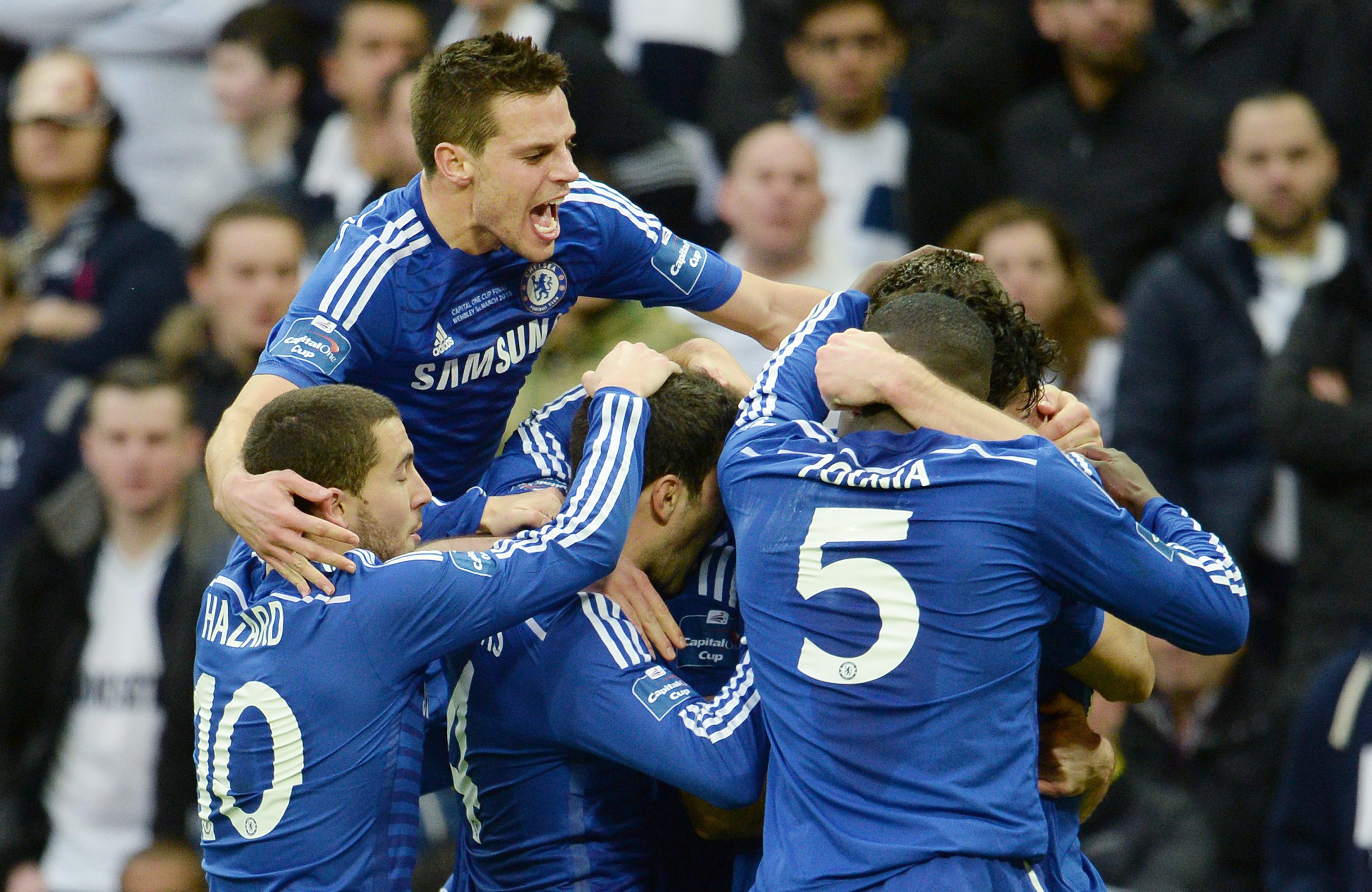 Jogadores do Chelsea celebram o gol feito por John Terry. | ANDY RAIN/EFE