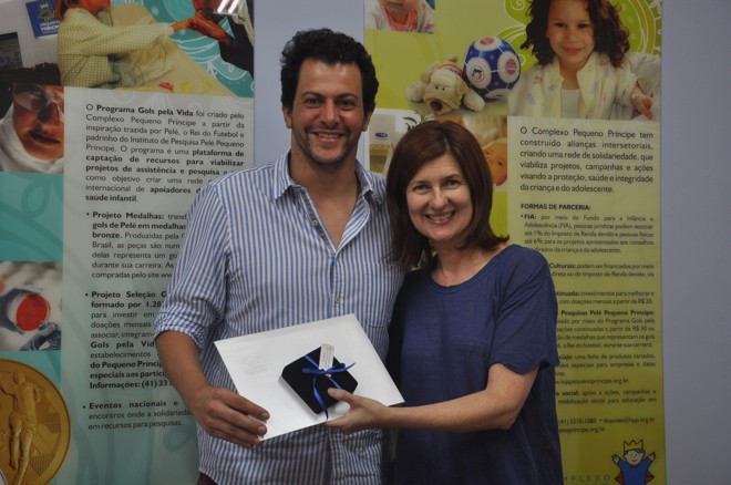 O chef Beto Madalosso com Ety Cristina Forte Carneiro, que lhe entregou uma medalha do programa Gols Pela Vida. | Divulgação