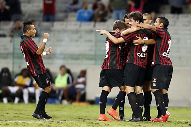 Natanael recebe o reconhecimento de Cléo pelo passe para o gol do camisa 9. | Albari Rosa/Gazeta do Povo