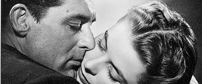 Cary Grant cola a bochecha dele na bochecha de Ingrid Bergman, no filme “Interlúdio” (1946), de Alfred HItchcock. | Reprodução