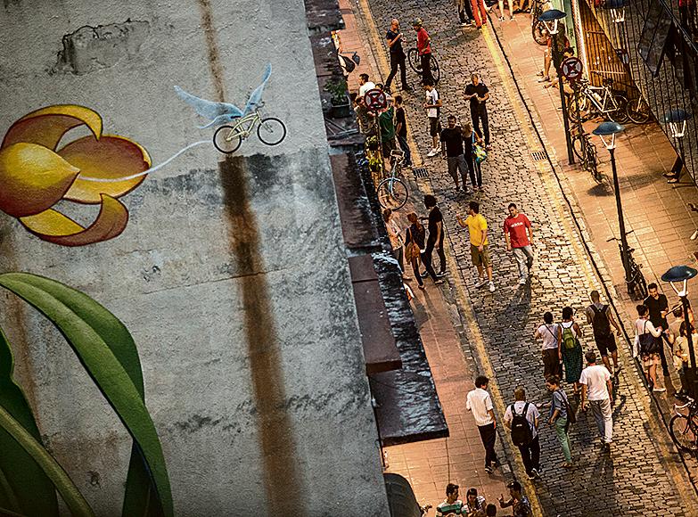 Rua São Francisco é o point da hora em Curitiba. | Brunno Covello/Gazeta do Povo