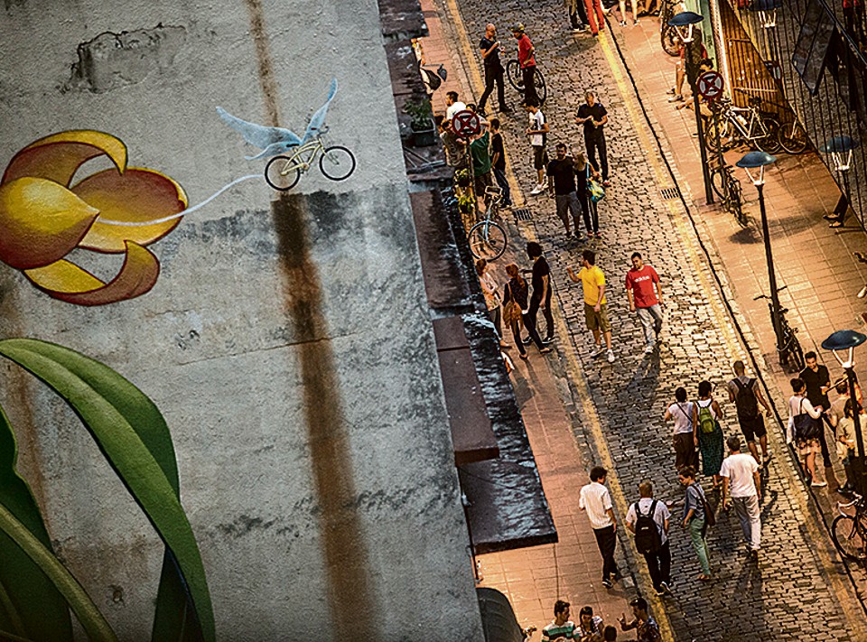 Rua São Francisco é o point da hora em Curitiba. | Brunno Covello/Gazeta do Povo