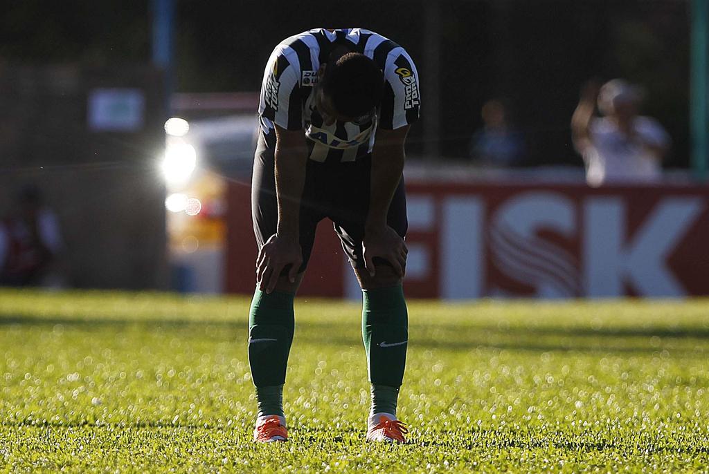 Zagueiro Bomfim não fez boa partida pelo Coritiba diante do Prudentópolis | Jonathan Campos/Gazeta do Povo