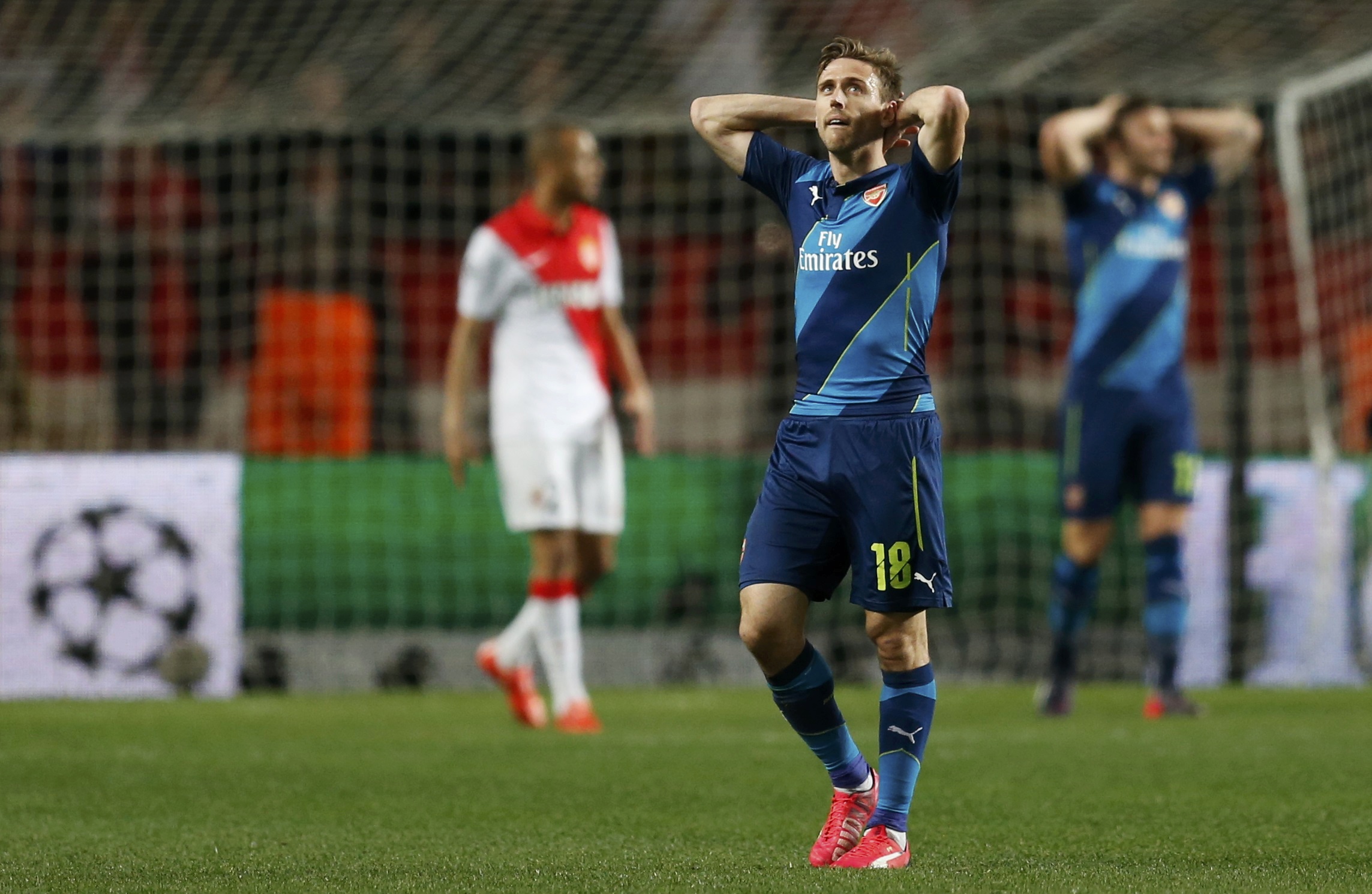 Arsenal venceu, mas não ficou com a vaga nas quartas de final. | JEAN-PAUL PELISSIER/REUTERS
