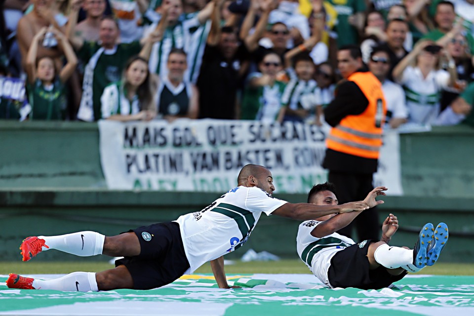 Dudu 9à direita) comemora gol no jogo de despedida de Alex: ídolo alviverde deu alerta em janeiro. | Albari Rosa/Gazeta do Povo