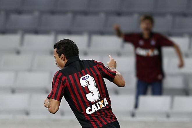 E sai para comemorar o gol que tirou o peso dos ombros do Atlético. | Albari Rosa/Gazeta do Povo