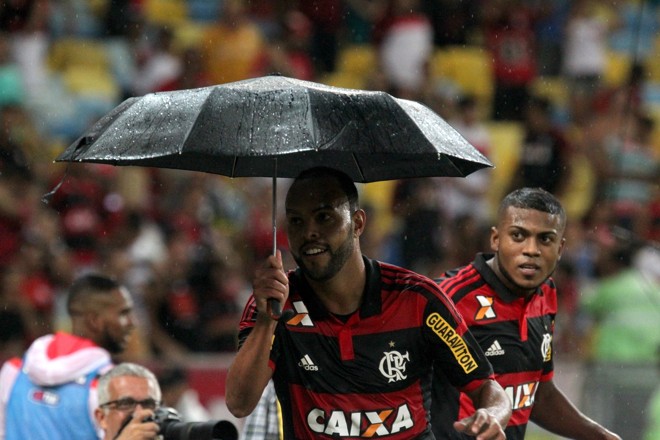 Alecsandro pensou rápido para fazer o gol e comemorar com um guarda-chuva. | Gilvan Souza/ Fla Imagem