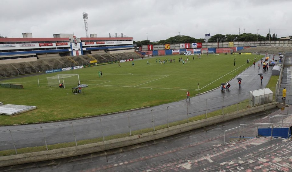 A intenção da diretoria do Paraná, para um futuro breve, é trocar todo o alambrado ao redor do campo por placas de acrílico. | Daniel Castellano/Gazeta do Povo