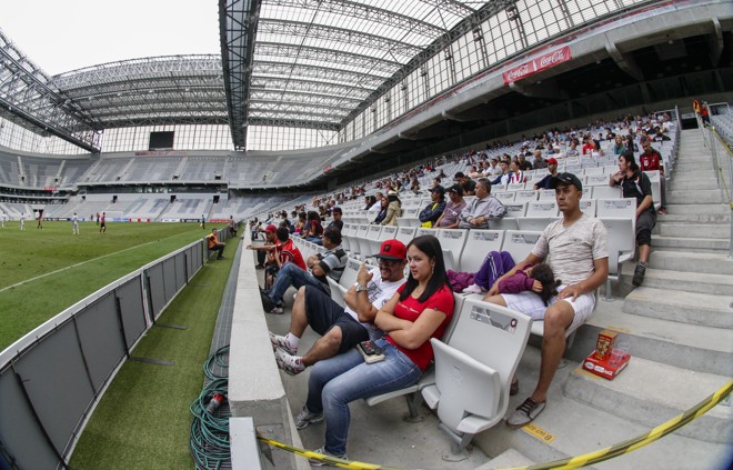 Público total foi de 359 pessoas no empate de 2 a 2 entre Andraus e Apucarana Sports, pela Segundona do Paranaense, na Arena da Baixada. | Daniel Castellano/Gazeta do Povo