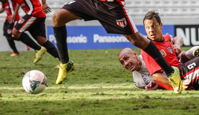 Lance do empate entre Andraus e Apucarana Sports na Arena da Baixada, pela Segundona do Paranaense. | Daniel Castellano/Gazeta do Povo